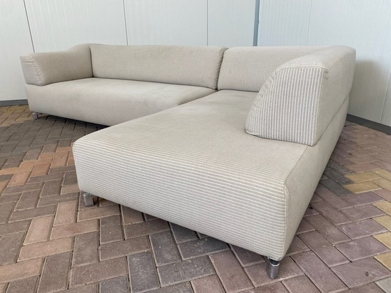 Image 1 of De stijlvolle Leolux Faya Lobi hoekbank in beige ribstof heeft een moderne, luxueuze uitstraling en biedt een ruime zithoek.