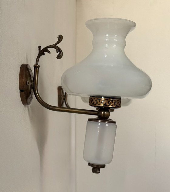 Image 1 of Coppia di applique vintage, vetro opalino e ottone, Francia, 1970