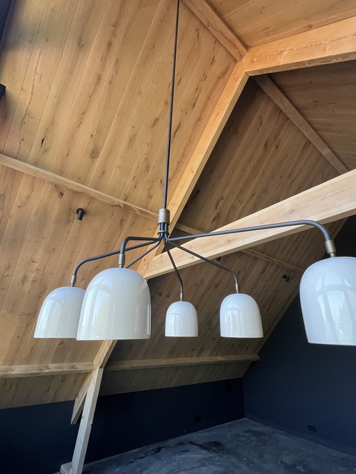 Howard 6 Space copenhagen pour Gubi fait pour les plafonds très hauts