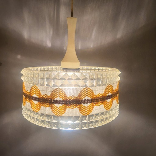 Lampada a sospensione in plexiglas e vetro, ricamo vintage anni Settanta, 1960-70