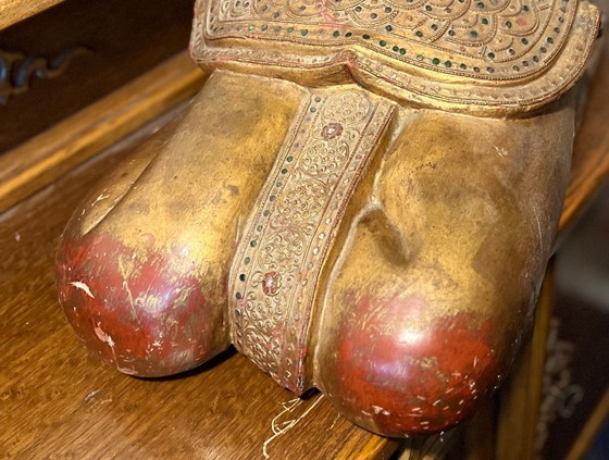 Image 1 of Statuette de gardien Thepphanom thaïlandais – Bois doré à décor rouge – Origine : Temple – Thaïlande centrale – vers 1960-1980