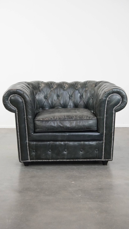Ruime zwarte chesterfield fauteuil van generfd rundleer