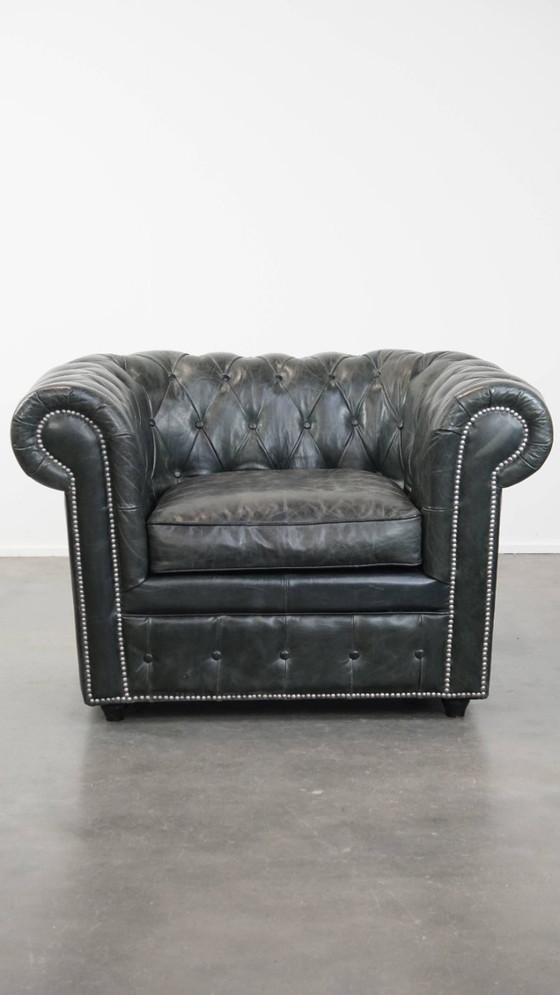Image 1 of Ruime zwarte chesterfield fauteuil van generfd rundleer