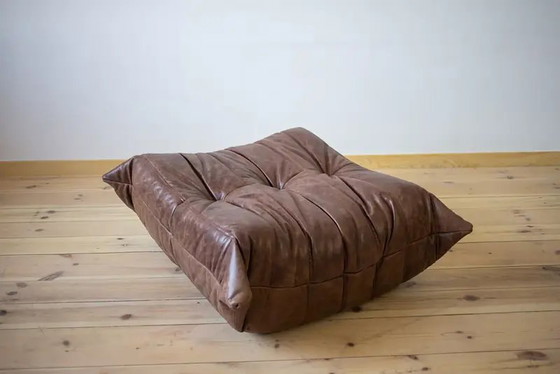 Togo fauteuil + voetenbank set - walnootbruin – Ligne Roset, Leather (photo 4 of 9)