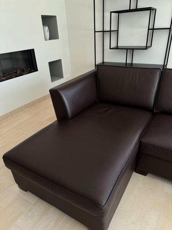 Image 1 of Banquettes en cuir, dont une avec méridienne.