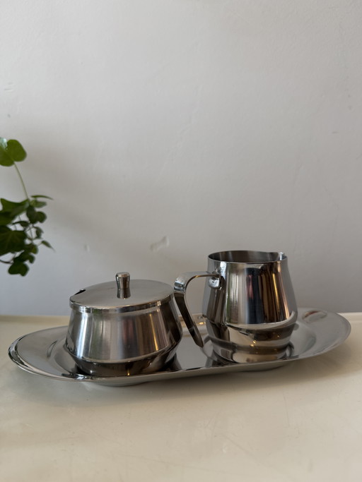 Milch- und Zuckerkännchen aus Chrom mit Tablett