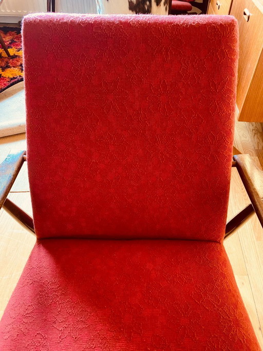 Fauteuil vintage rouge des années 1960.
