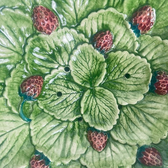 Image 1 of Ciotola/scolapiatti in ceramica a forma di foglia e fragola