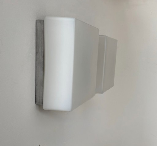 Coppia di applique vintage, metallo spazzolato e vetro opalino, Francia, 1970