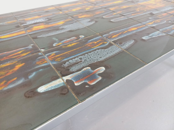 Image 1 of Vintage salontafel uit de jaren 60 en 70 van keramiek, verchroomd metaal en hout.