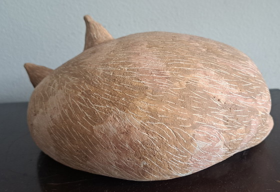Image 1 of Sculpture en céramique d'un chat enroulé sur lui-même