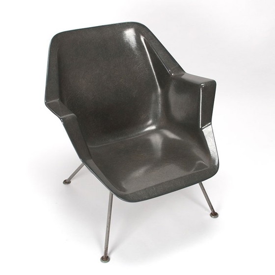 Image 1 of Wim Rietveld y Andre Cordemeyer modelan el sillón 416