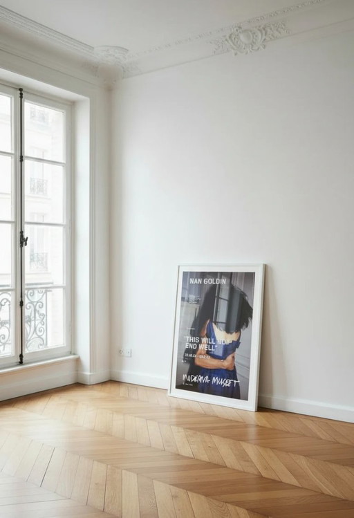 Nan Goldin, The Hug, New York City, 1980, Copyright Nan Goldin, This Will Not End Well, 2022, Poster della (photo 2 of 7)