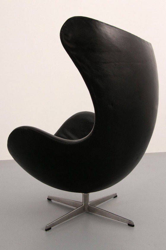 Image 1 of Sedia Egg - Arne Jacobsen, Danimarca, 1960 - Pelle nera di Fritz Hansen