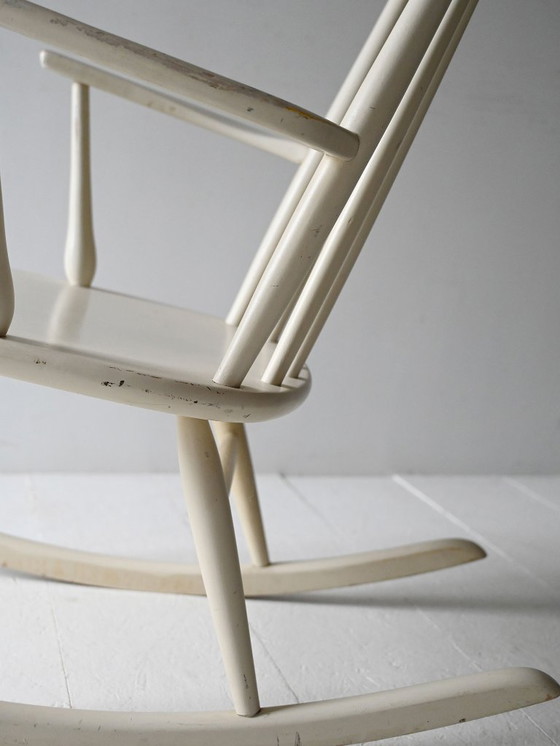 Image 1 of Fauteuil à bascule scandinave vintage en bois laqué blanc