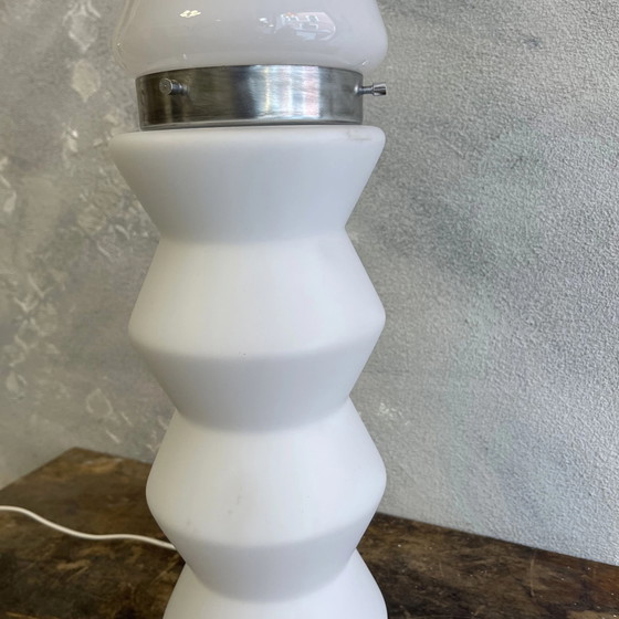 Lampada da tavolo Space Age in vetro di Murano e opalino anni '80, Attribuibile a MAZZEGA – Home Design (photo 9 of 15)