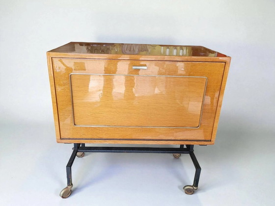 Mueble bar bajo con ruedas de los años 60 – Taburetes de bar, Wood, Vintage (photo 8 of 10)