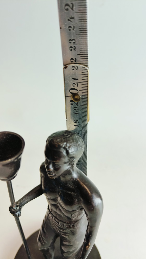 Image 1 of Antiker Kerzenständer des starken dunklen Mannes Ethnographisch