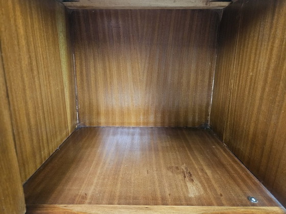 Image 1 of Mesitas de noche Chippendale con puertas curvas y patas talladas