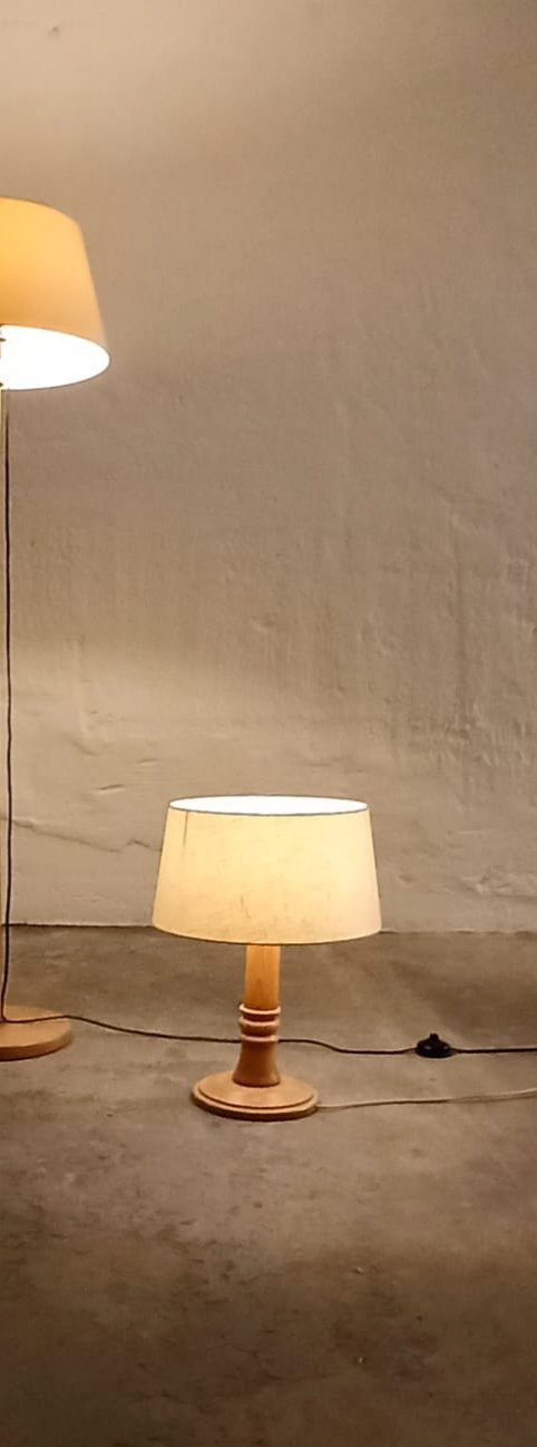 Image 1 of Lampe de table vintage à pied en bois