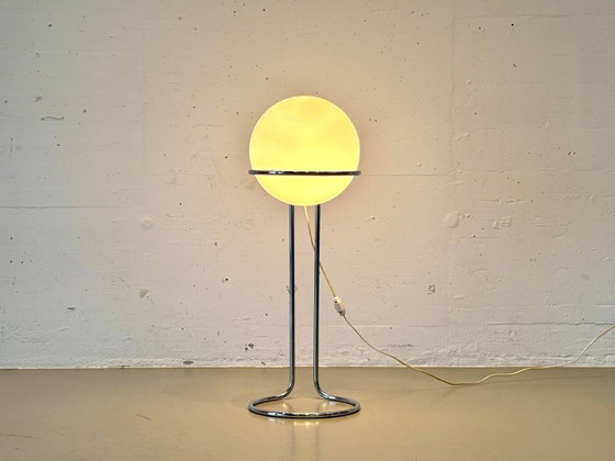 Image 1 of Lampadaire de style Space Age avec globe en verre opale et structure chromée, années 1970