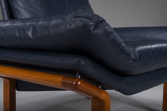 Image 1 of Poltrona danese in teak e pelle blu navy di Komfort, anni '70