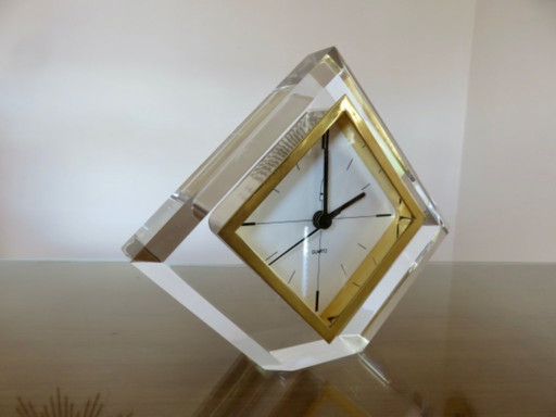 Grote schoorsteenklok, lucite en messing, Frankrijk, 1970