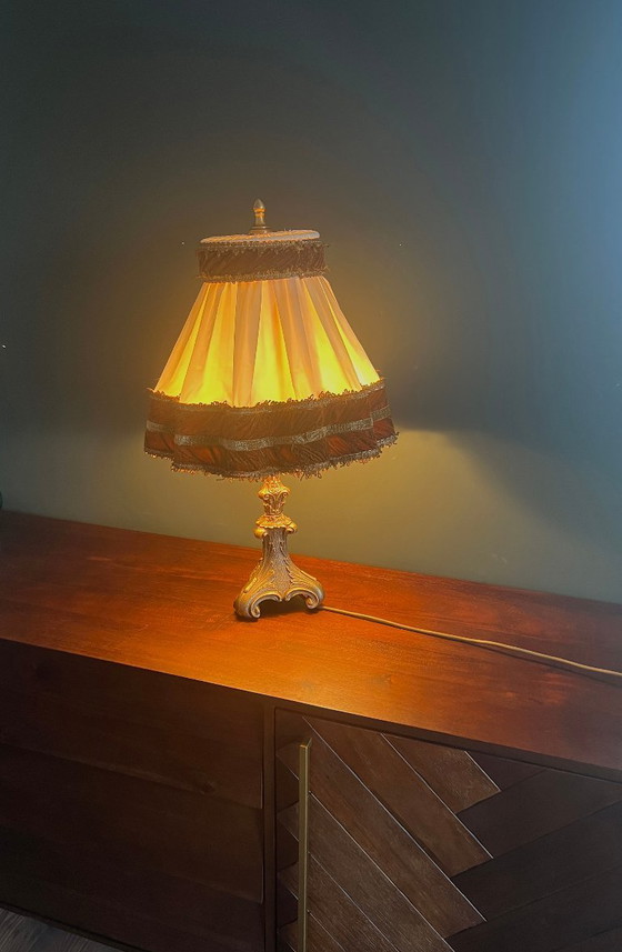 Image 1 of Solida lampada da tavolo in ottone della metà del secolo scorso. Base molto solida e paralume elaborato con finiture in velluto.