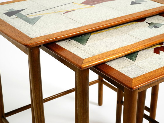 Image 1 of Originale set di 3 tavolini da nido in teak del Mid Century Modern con superfici in formica colorata