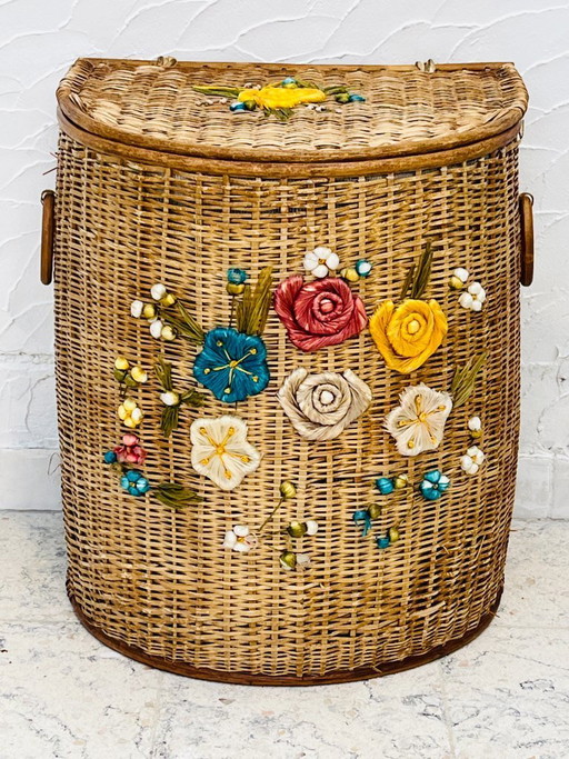 Cesta de mimbre vintage con colorida decoración floral.