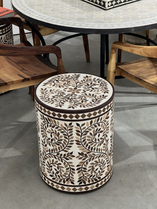 Cilindrische bijzettafel van hars – Handgemaakt in Marokko | Table d’appoint cylindrique en résine