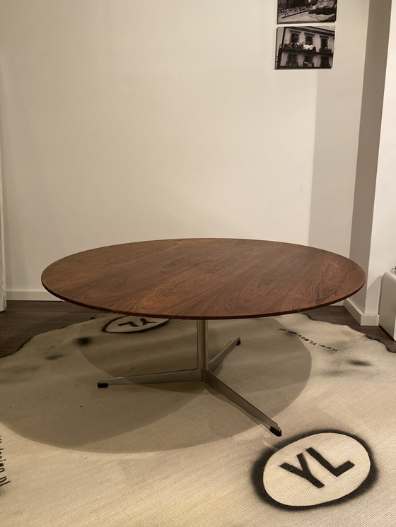 Image 1 of Table basse Arne Jacobsen, pour Fritz Hansen. Danemark.