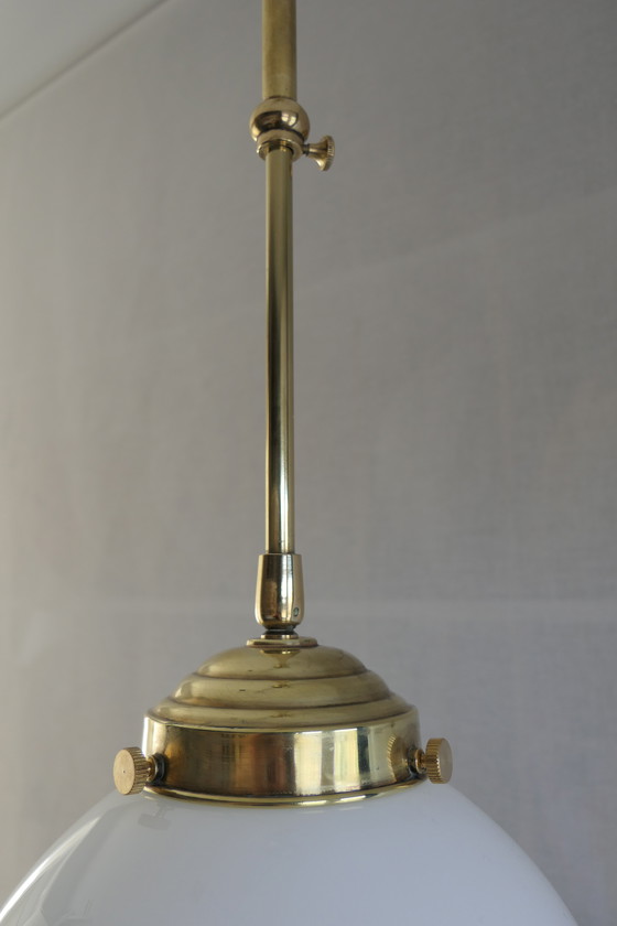 Image 1 of Art Déco – 3 lampade da scuola, lampadario a sospensione con vetro opalino e struttura in ottone - Altezza regolabile