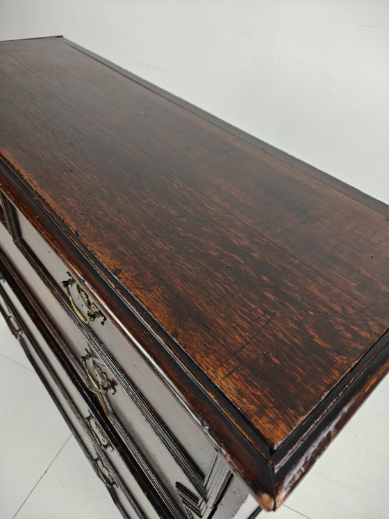 Image 1 of Cassettiera inglese in rovere con pannelli geometrici, ca. 1680