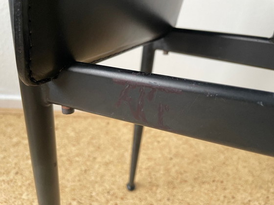 Image 1 of Een paar vintage zwarte leren Italiaanse design eetkamerstoelen (Fasem S44)