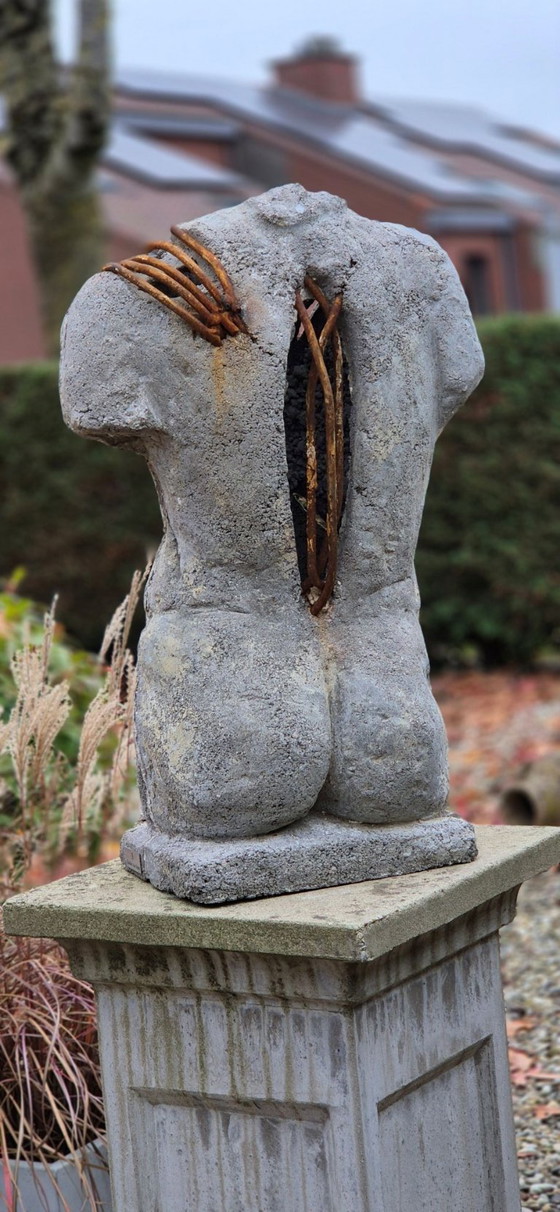 Escultura de hormigón • Torso figurativo • Textura natural • Metal oxidado – Iron (photo 8 of 8)