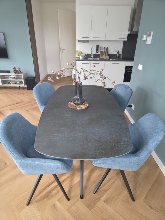 Image 1 of Moderner dänischer ovaler Esstisch mit 4 Drehstühlen