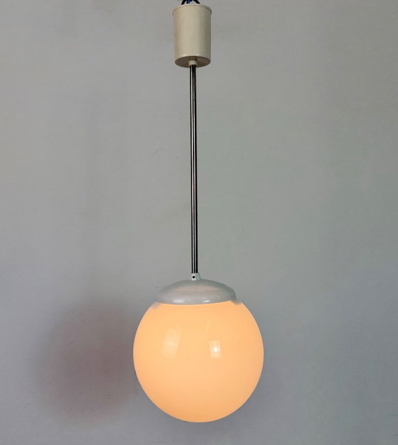 Image 1 of Lampadario vintage con paralume in vetro opalino di Elektrosvit, anni '60.