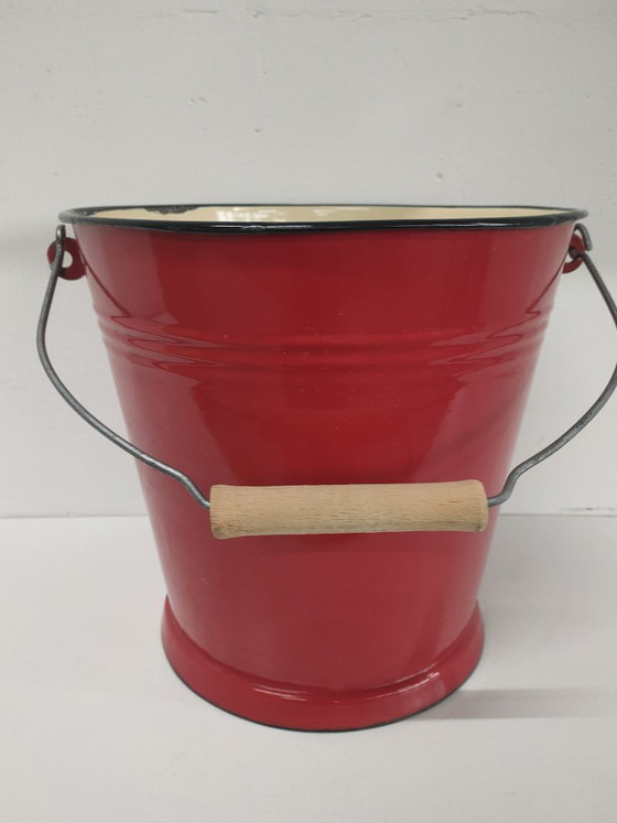 Red enameled bucket with wooden handle, Decorative Objects, Metal, Vintage (photo 4 of 6)