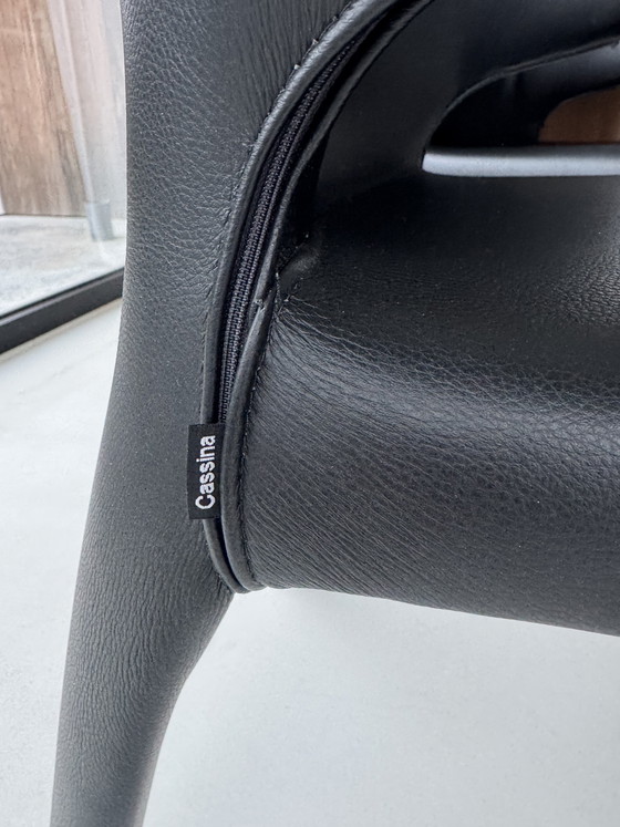 Image 1 of 6 chaises en cuir noir de chez Cassina
