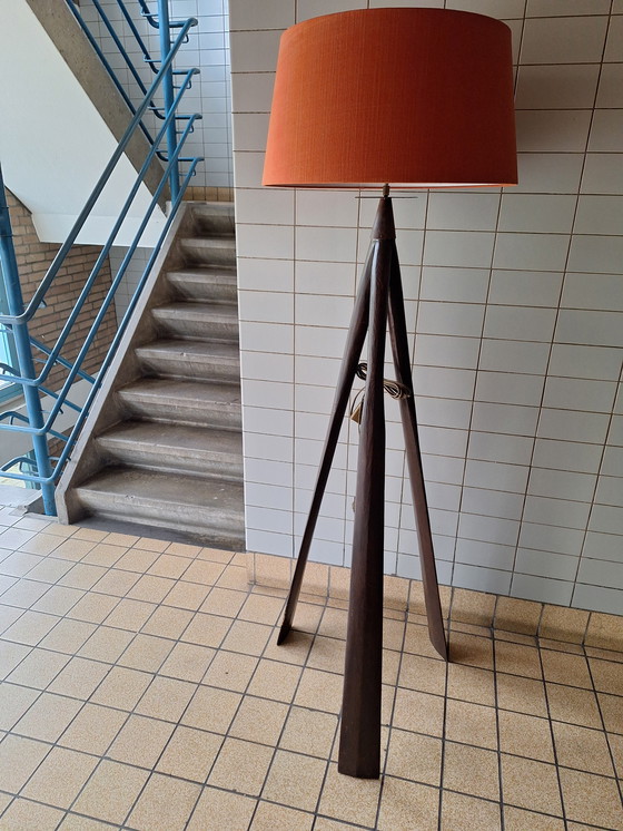 Image 1 of Wunderschöne Holzstativlampe mit orangefarbenem Schirm