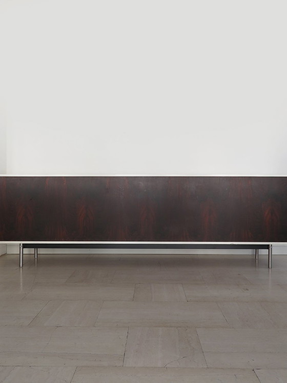 Credenza in formica bianca e legno scuro, Italia, anni '60 – Credenze con vetrina, Metallo (photo 14 of 19)
