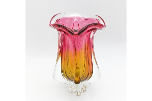 Vase en verre rose et jaune, Huta Chribska, milieu du XXe siècle.