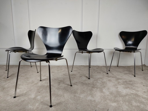 4 Schmetterlingsstühle Serie 7 Von Arne Jacobsen Für Fritz Hansen