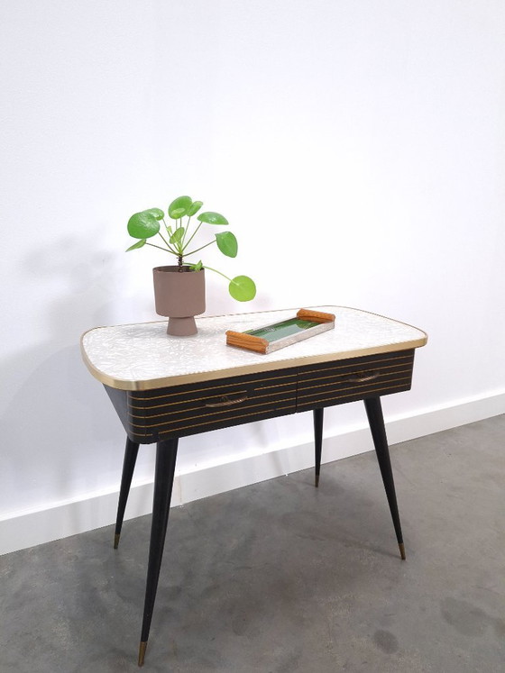 Mobile anni '50 con gambe inclinate, piano in laminato, cassetti e dettagli dorati. – Cassettiere, Wood (photo 5 of 20)