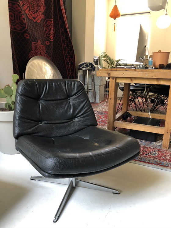 Image 1 of Fauteuil pivotant « Mila », modèle Mid-Century Modern de Gillis Lundgren pour Ikea, Suède, vers les années 1960.