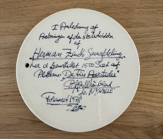 Rare Set (2) Vintage Wall Plates 'The Four Seasons' incl. Original Box – Bjørn Wiinblad for Nymølle (1978) (photo 7 of 9)