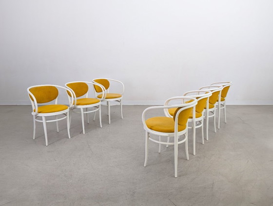 Image 1 of Set van 7 Thonet stoelen 210 P gebogen hout jaren 60 geel designklassieker