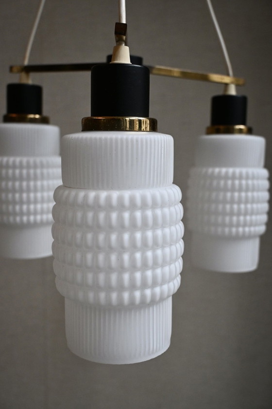 Image 1 of Lámpara colgante de los años 60, cristal opalino/latón/geometría