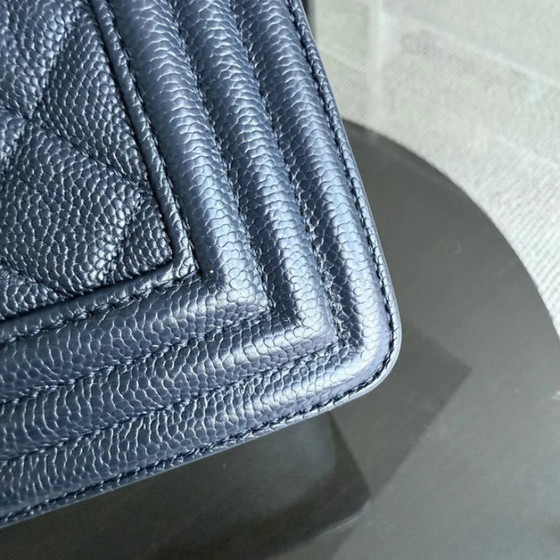 Image 1 of Chanel Boy Medium - Caviar 25CM Gewatteerd Donkerblauw Goudkleurige Hardware Serie 25